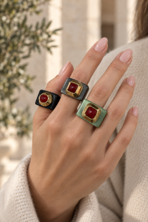 Anillo geométrico con piedra granate