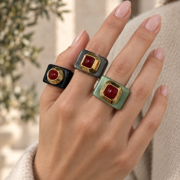 Anillo geométrico con piedra granate